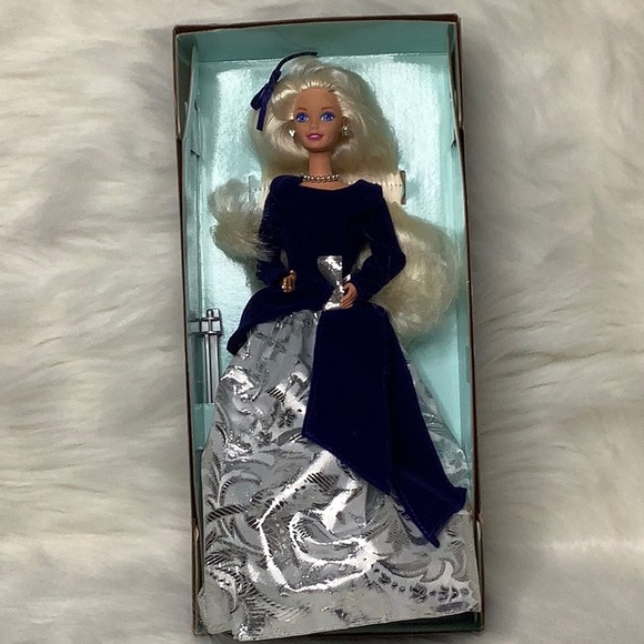 NRFB Vintage 1995 AVON ~ Winter Velvet Barbie Doll ❄️ - Picture 2 of 12